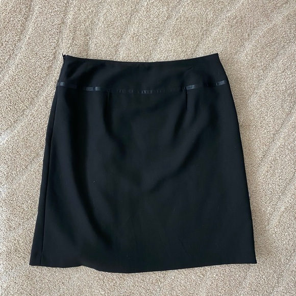 Y2K LOFT black pleated skirt with a bow detailing - Picture 2 of 3